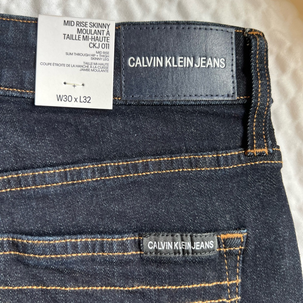 NWT- Calvin Klein Jeans- Mid Rise Skinny Dark Wash Jeans- 30x32 - Picture 11 of 11